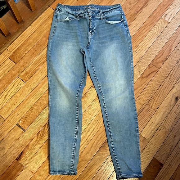 Maurices Mid Rise Skinny Jeans Medium Light Wash Denim Size Large - Picture 1 of 2